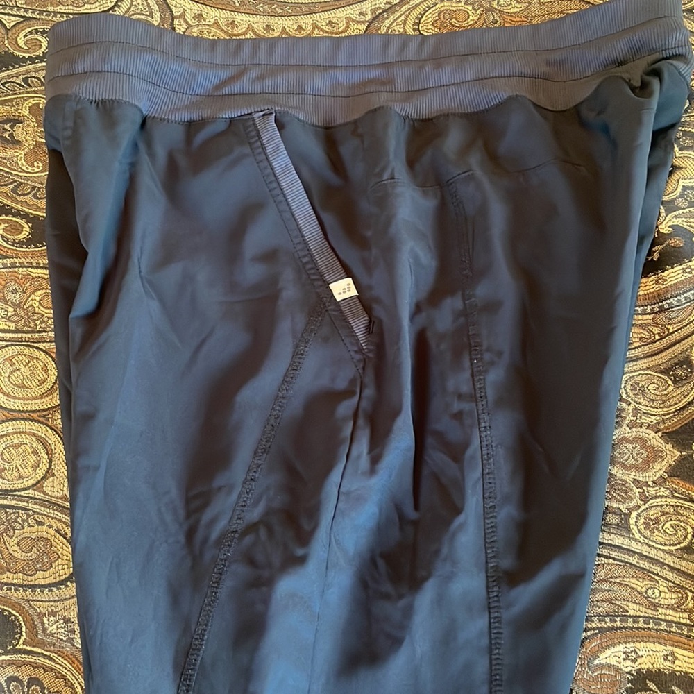 EUC bcg black with grey trim capris - Picture 8 of 8